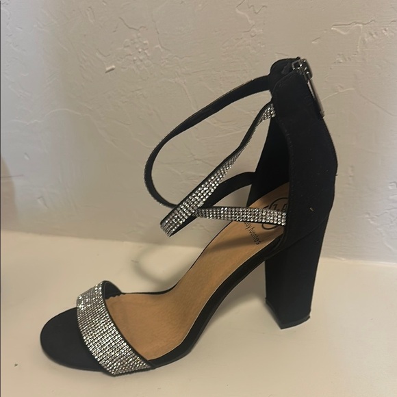 Daisy Fuentes Black and Silver Strappy Heels - Picture 4 of 6